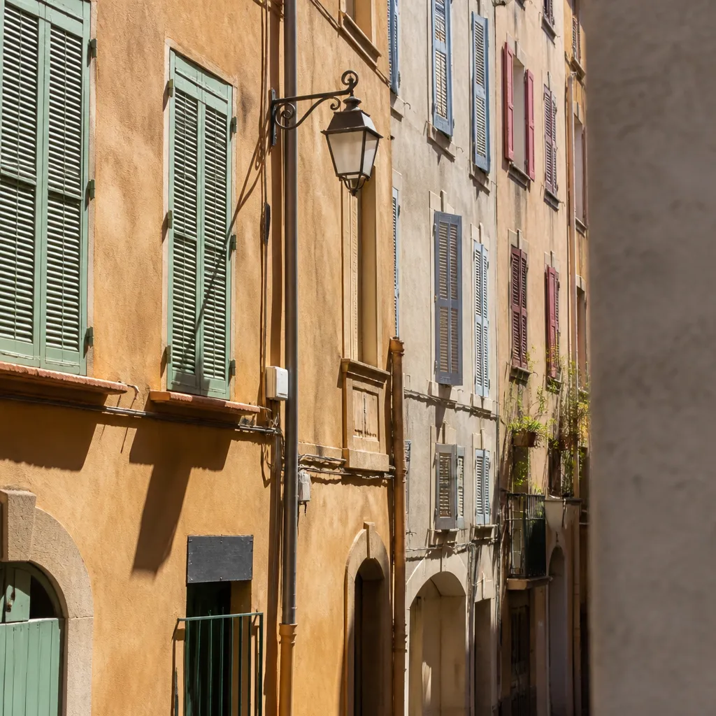 Façade ocre d’un immeuble ancien du centre-ville de Toulon