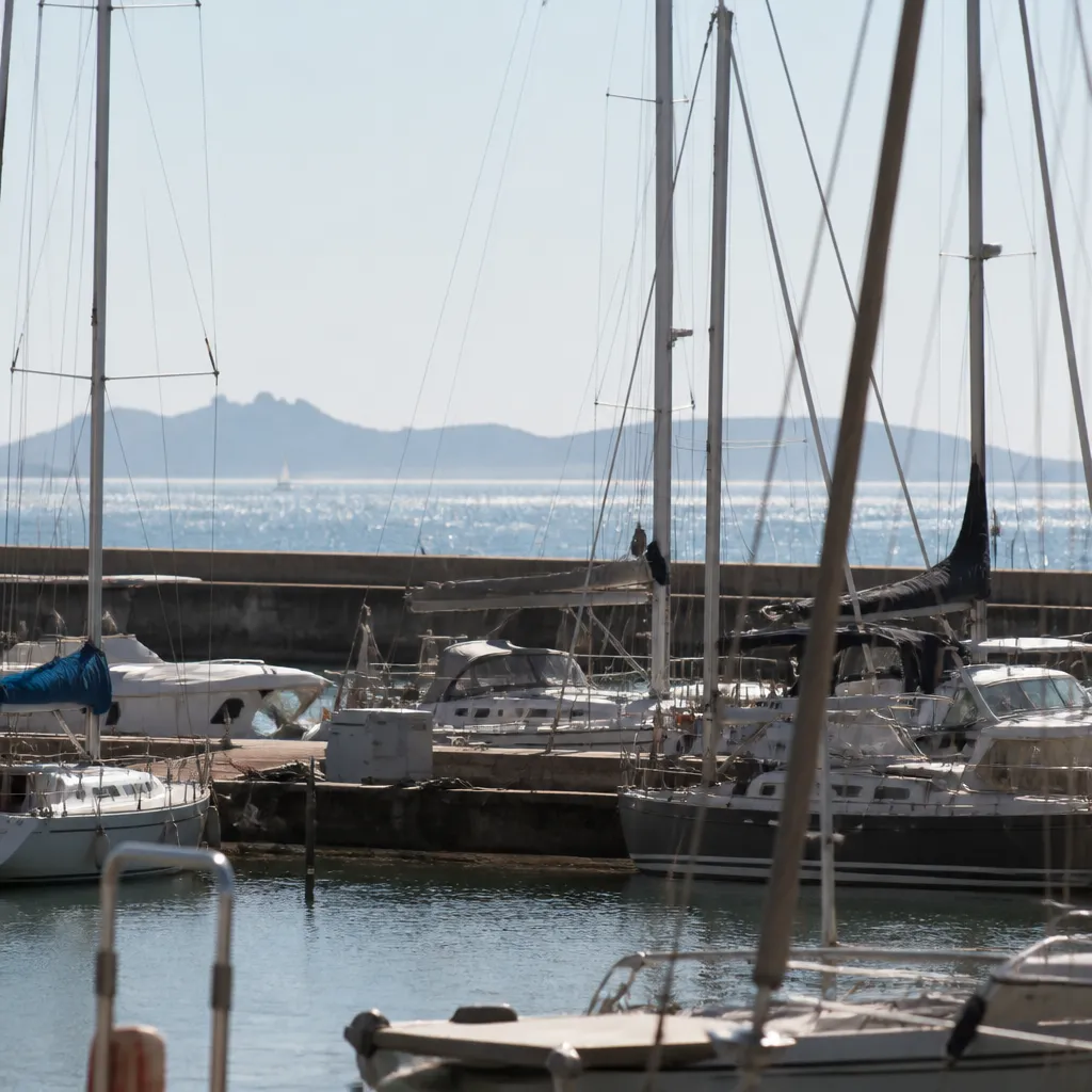 Port de plaisance à Hyères avec les îles d’Or en arrière-plan